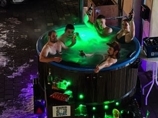 Partygäste im Whirlpool